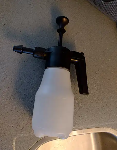 Hoe dicht ik een gaatje in een plantenspuit?