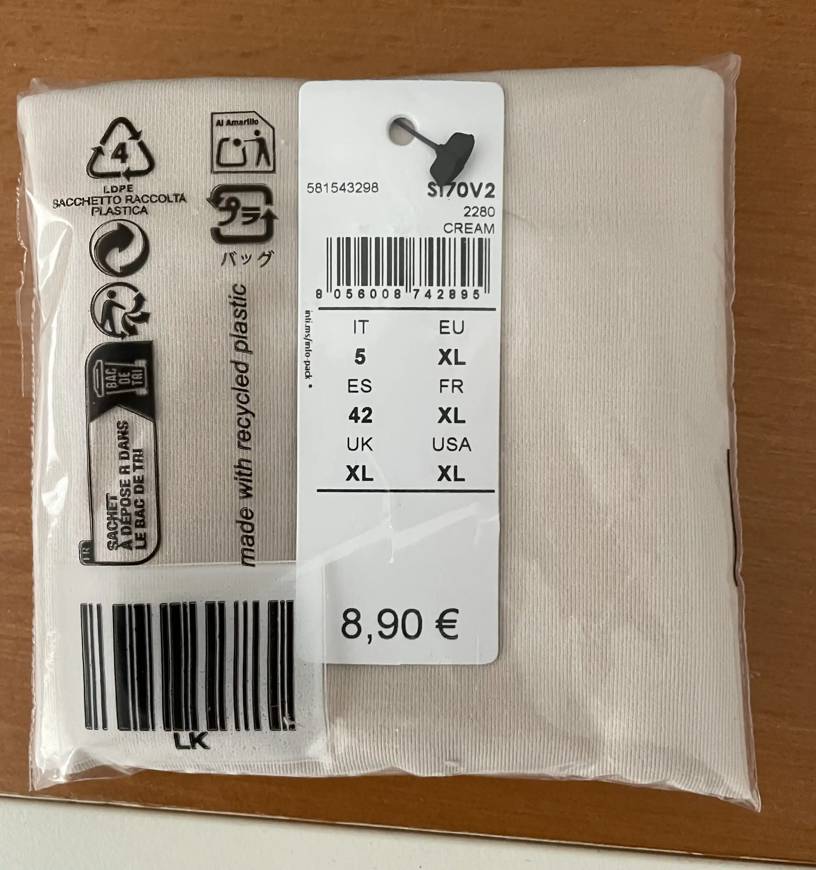 Toegestuurd product andere prijs ( goedkoper) dan bestelde product.