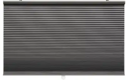 Hoppvals pliségordijnen laten veren in de rondte schieten